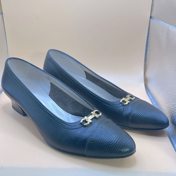 Salvatore Ferragamo Women’s Leather Slip On shoes size 7 in excellent condition - Picture 1 of 6